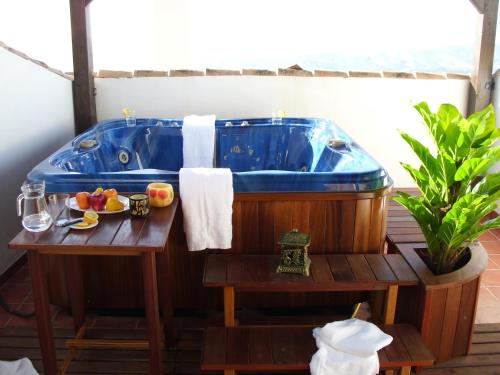 萊魯埃拉的住宿－Apartamento San Anton，一张蓝色的浴缸,坐在甲板上,桌子