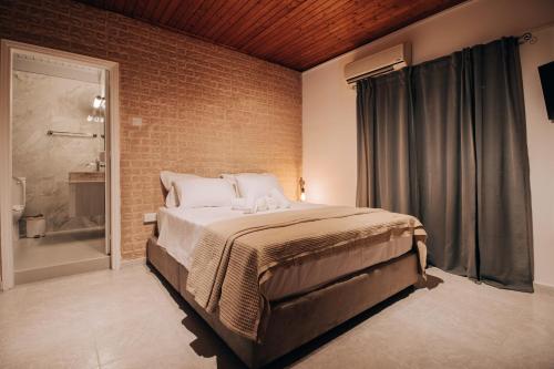 una camera con un grande letto e una doccia di Pine View Hotel (Okella) a Saittas