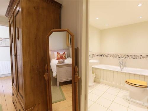 y baño con bañera, aseo y lavamanos. en The Granary en Cheltenham