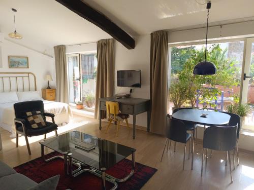 Una sala de estar con una cama, una mesa y sillas. en Casa Batalla, en Casar de Cáceres