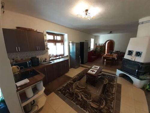 - Vistas aéreas a la cocina y a la sala de estar en Menedék, Silica - Szilice, en Silica