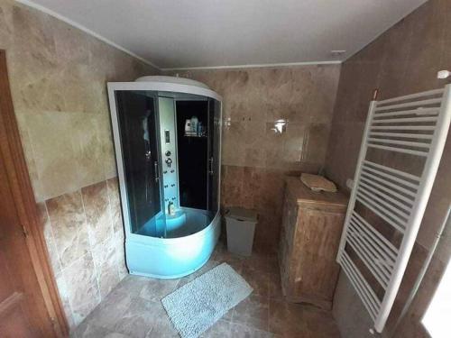 uma vista panorâmica de uma casa de banho com um chuveiro em Menedék - testnek és léleknek 