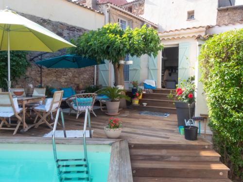 un patio con piscina, mesa y sillas en La Brice Marine, en Roquebrune-sur-Argens