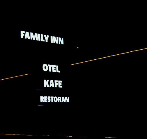 um fundo preto com as palavras estalagem da família e registo da velha Kate em Family Inn em Ismailli