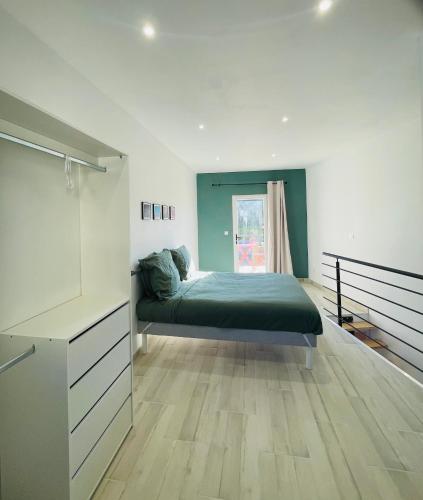 une chambre avec un lit au milieu d'une pièce dans l'établissement Notre cocon sudiste, à Cogolin