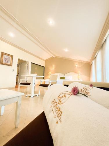 a hotel room with a bed in the middle of it at Excelaris Grand Resort Conventions & Spa in Tequesquitengo