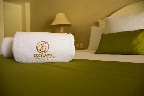 a hotel room with a bed with a towel on it at Excelaris Grand Resort Conventions & Spa in Tequesquitengo