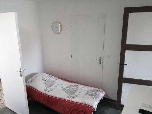 Cette petite chambre comprend un lit et deux placards. dans l'établissement Appartement 2 adultes / 1 enfant, à Dompierre-sur-Besbre