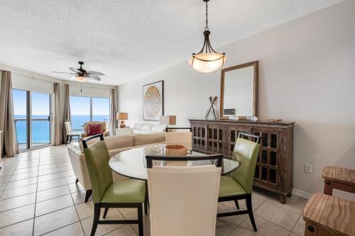 Un comedor y una sala de estar con mesa y sillas. en Emerald Isle 1004, en Pensacola Beach