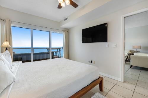 Un dormitorio con una cama grande con vista al mar. en Emerald Isle 1004, en Pensacola Beach