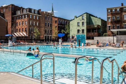una grande piscina con persone in acqua di Broadway Suites - Stunning Downtown Condos a Cincinnati