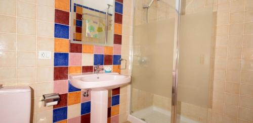 a bathroom with a sink and a shower at Apartamento Bajo en el Tamaduste Zona Privilegiada in Tamaduste