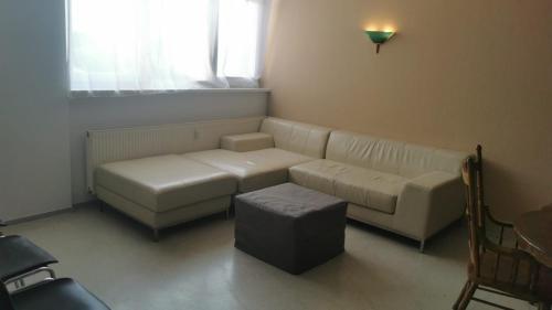 sala de estar con sofá blanco y ventana en 2 Bett Zimmer, en Ramstein-Miesenbach