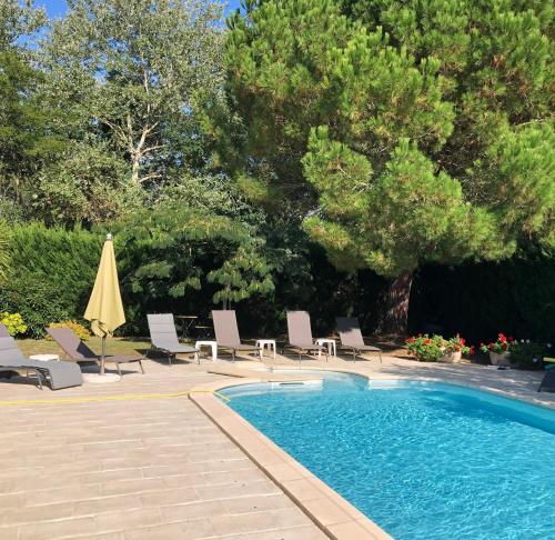 Villa avec Piscine chauffée et parc arboré située à 100 m de la Plage et Forêt sans vis à vis