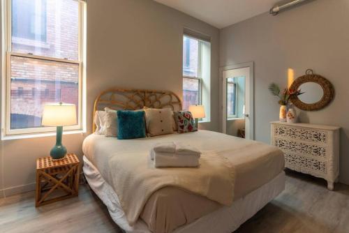 Katil atau katil-katil dalam bilik di Entire Historic Building Sleeps 30