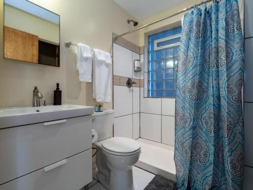 Un baño de Spacious Suites in OTR - Findlay Market
