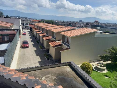 una vista aérea de un edificio con un coche en una calle en Hotel y Bungalows Santa Ana en Quetzaltenango