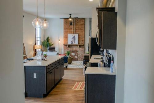 Η κουζίνα ή μικρή κουζίνα στο Stunning Condos Near Washington Park w Parking