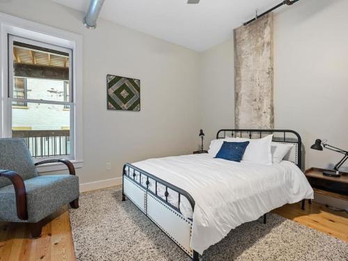 Ένα ή περισσότερα κρεβάτια σε δωμάτιο στο Findlay Suites - Perfect Location Over the Rhine