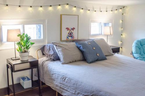 Ένα ή περισσότερα κρεβάτια σε δωμάτιο στο Stunning Condos Near Washington Park w Parking