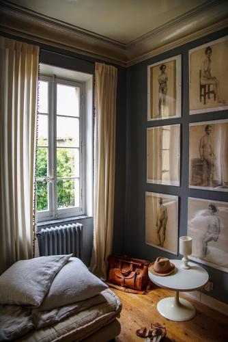 une chambre avec un lit, une table et une fenêtre dans l'établissement Camellas-Lloret, à Montréal