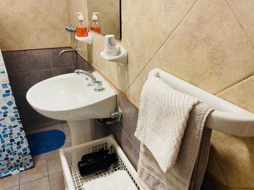 ein Badezimmer mit Waschbecken und Badewanne in der Unterkunft Preludio De Luxe in Villa General Belgrano