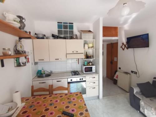 Кухня или мини-кухня в Casa Albarosa, 10 min walk train station, free parking.
