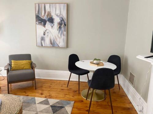 uma sala de jantar com uma mesa e cadeiras e um quadro em Explore Downtown and Mount Adams with River Views em Cincinnati