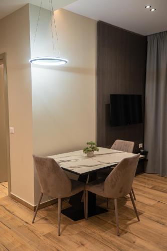 Una televisión o centro de entretenimiento en Vlore Luxury Apartaments "FAEL"