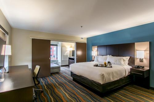 um quarto de hotel com uma cama grande e uma secretária em Holiday Inn Hotel & Suites Chattanooga, an IHG Hotel em Chattanooga