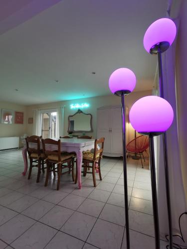 Una cocina o cocineta en Izzy's Rainbow House