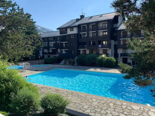 une grande piscine devant un immeuble dans l'établissement Bourg-St-Maurice/ Les Arcs - Appartement 4p, à Bourg-Saint-Maurice