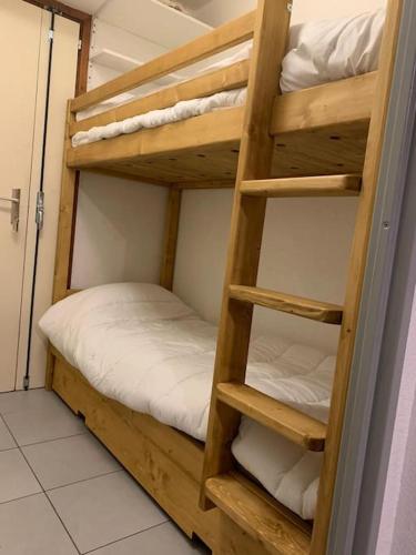 quelques lits superposés dans une chambre dans l'établissement Bourg-St-Maurice/ Les Arcs - Appartement 4p, à Bourg-Saint-Maurice