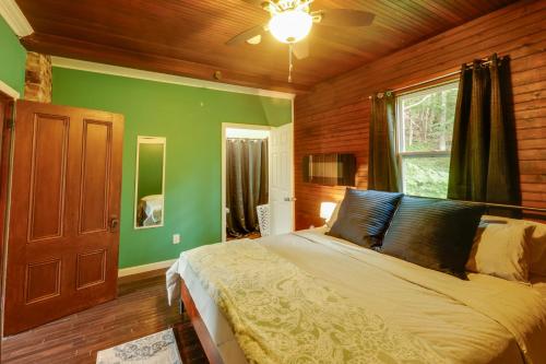Krevet ili kreveti u jedinici u objektu Peaceful Gouldsboro Vacation Rental with Grill