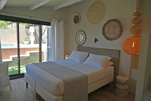 サン・ラファエルにあるVilla ALFONSAのベッドルーム1室(ベッド1台、大きな窓付)