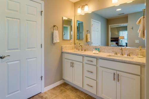 A bathroom at Welcoming Home in The Villages Golf, Bike and Relax