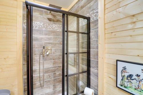 Ένα μπάνιο στο Beautiful Studio Cabin Near Greers Ferry Lake!