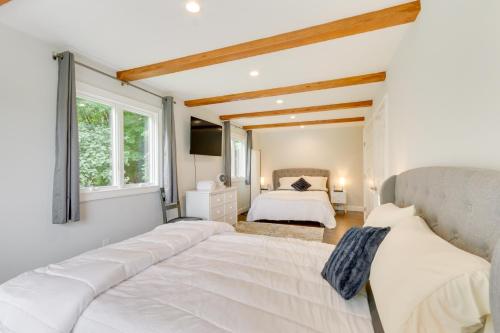 Ένα ή περισσότερα κρεβάτια σε δωμάτιο στο New Milford Home on Candlewood Lake with Dock!