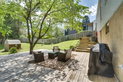 Un jardín fuera de Charming Retreat in Charlottesville with Deck!