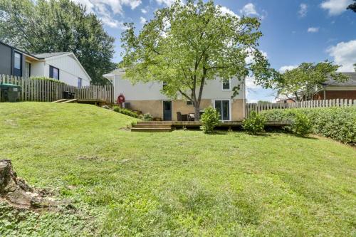 Un jardín fuera de Charming Retreat in Charlottesville with Deck!