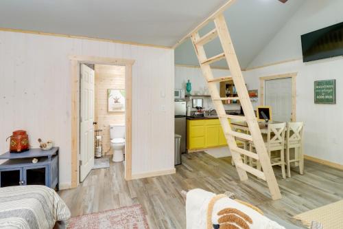 Ένα ή περισσότερα κρεβάτια σε δωμάτιο στο Cozy Studio Cabin about 1 Mi to Greers Ferry Lake!