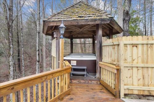 Un balcón o terraza en Bourbon Hollow Lodge with Hot Tub and Pool plus Game Room only 5 min to downtown