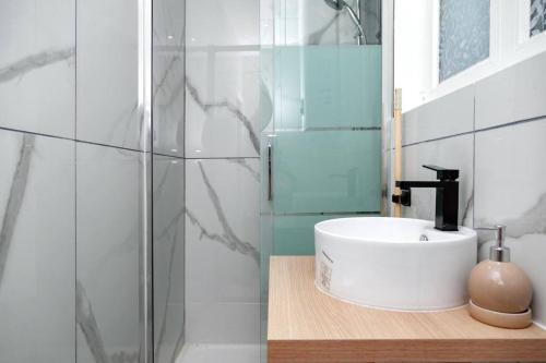 a bathroom with a sink and a shower at Studio cozy, proche paris in Le Pré-Saint-Gervais