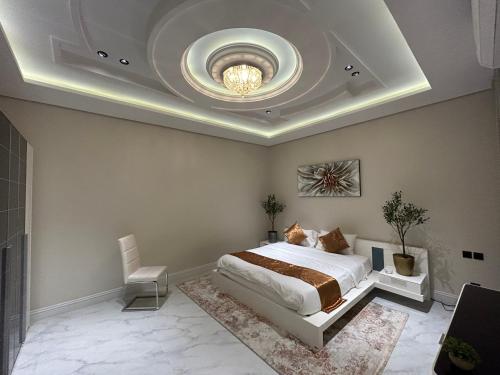 a bedroom with a bed and a coffered ceiling at شقة فاخرة غرفة وصالة بالعارض دخول ذاتي ٦ in Riyadh