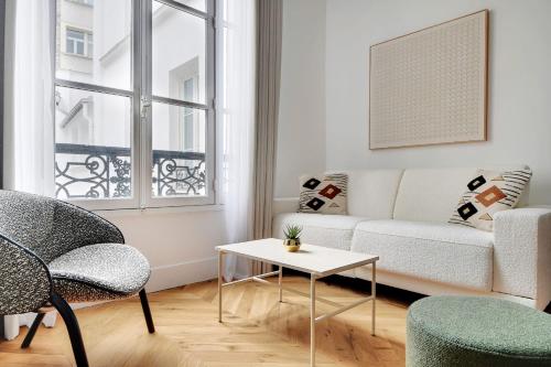 un salon avec un canapé et une table dans l'établissement Moderne appartement - 1BR 4P - Opéra, à Paris