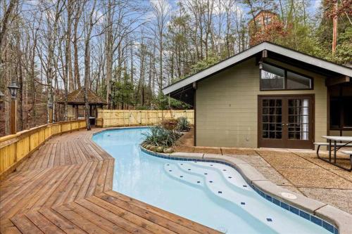 La alberca dentro o cerca de Bourbon Hollow Lodge with Hot Tub and Pool plus Game Room only 5 min to downtown