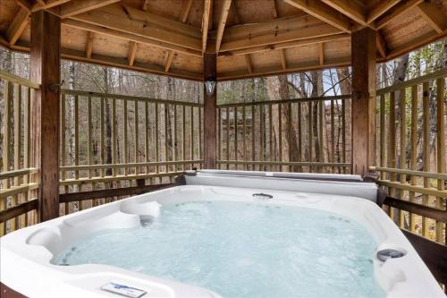 Galería fotográfica de Bourbon Hollow Lodge with Hot Tub and Pool plus Game Room only 5 min to downtown en Gatlinburg