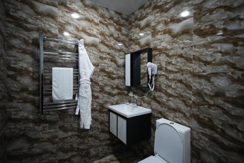 久姆里的住宿－WHITE HOTEL GYUMRI，石质浴室设有水槽和镜子