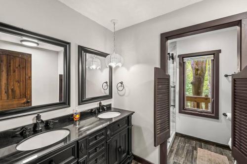 Un baño de Bourbon Hollow Lodge with Hot Tub and Pool plus Game Room only 5 min to downtown