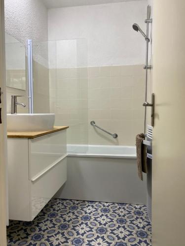 a bathroom with a tub and a sink at Home Sweet Sauze - Chaleureux appartement - Lumineux et calme - Vue sur la montagne in Enchastrayes